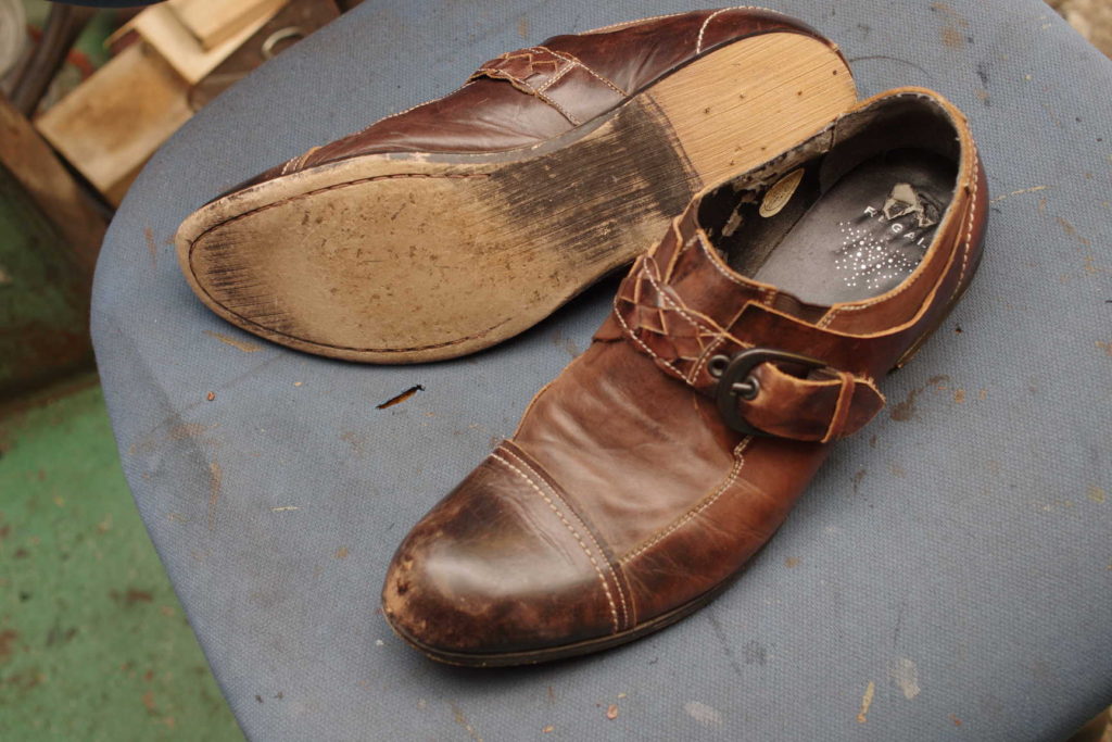 オールソール修理　12500円+消費税　REGAL　リーガル　紳士カジュアル系革靴のサムネイル