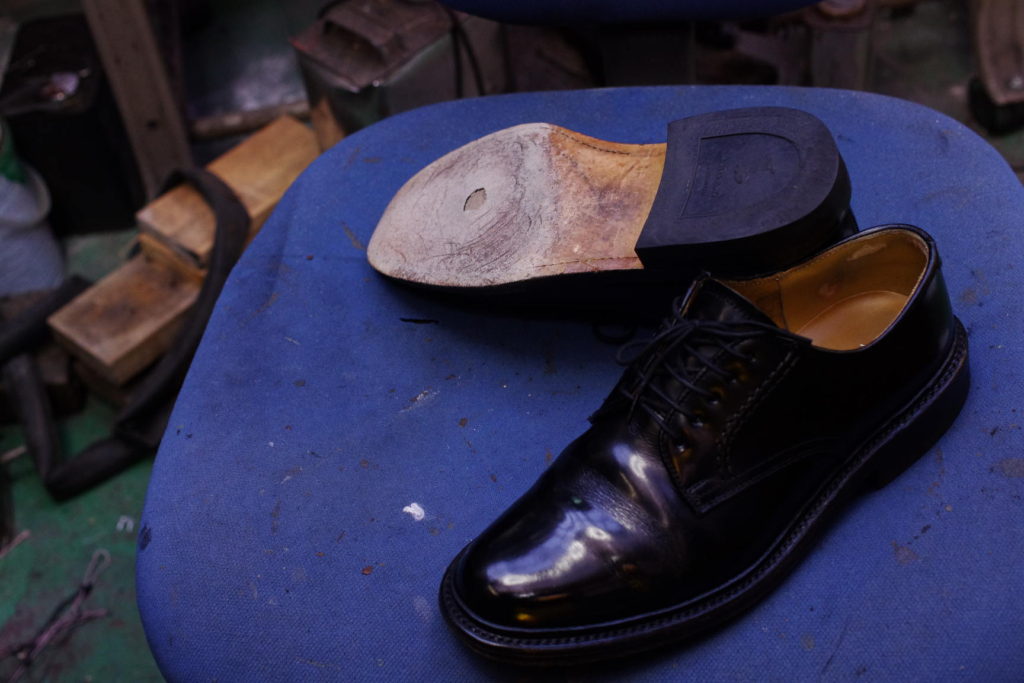 オールソール修理　13500円+消費税　REGAL　リーガル紳士革靴　ストレートチップ　穴あきのサムネイル