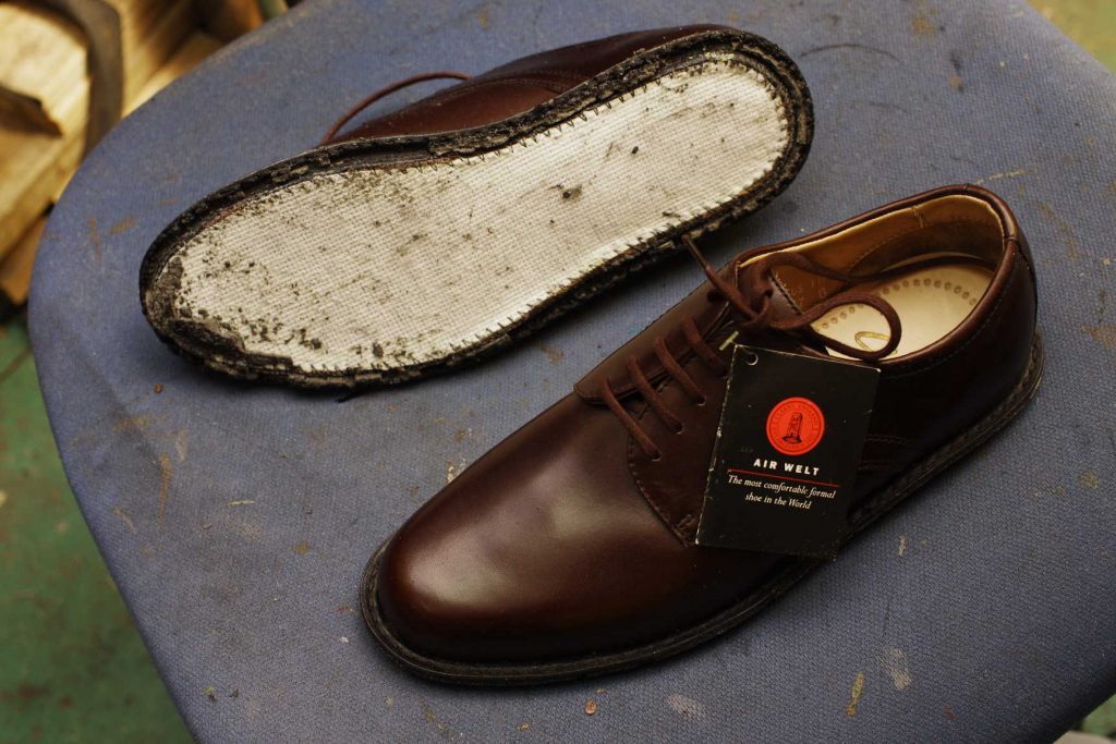 東京都　T様　Clarks　クラークス　ビジネス系紳士革靴　オールソール修理　加水分解のサムネイル
