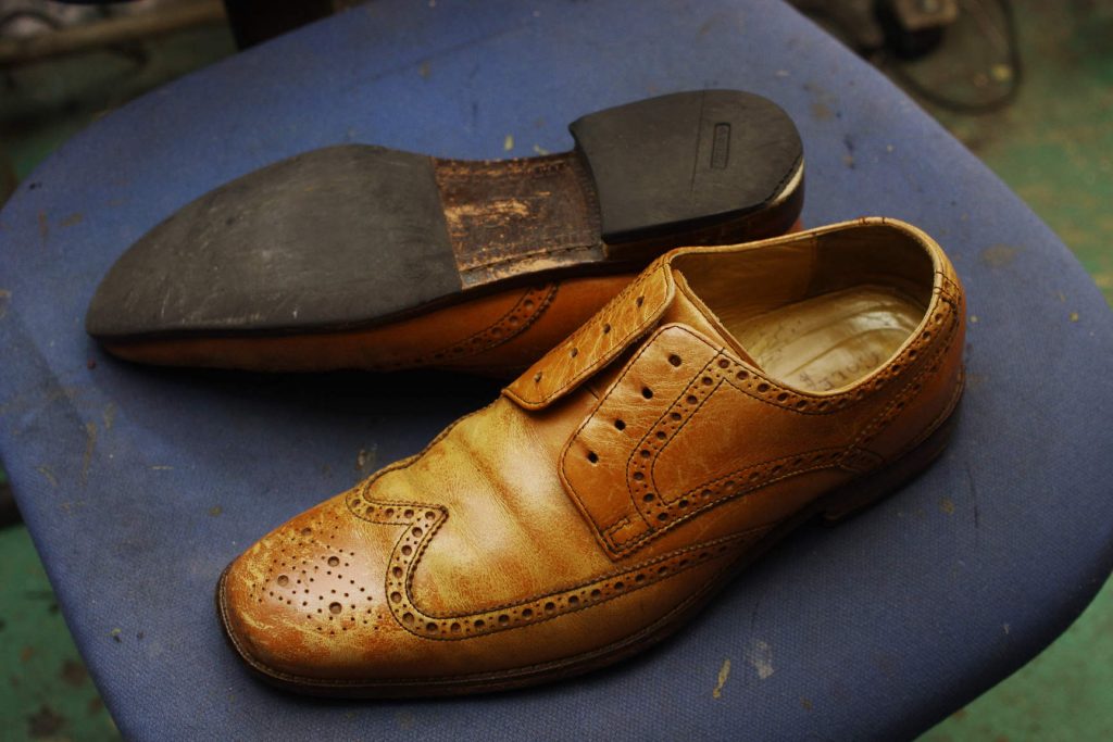 滋賀県　F様　COLE HAAN　コールハーン　ウィングチップ紳士革靴　染め直し　かかとゴム交換などのサムネイル