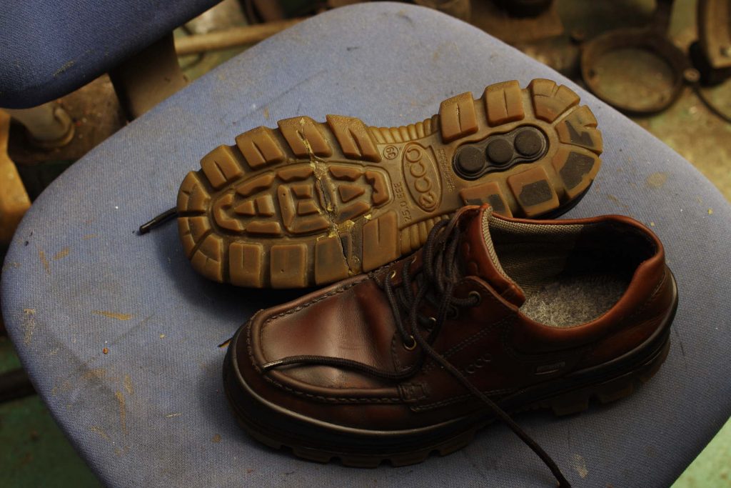 奈良県　H様　Ecco　エコー紳士革靴　オールソール修理　ソール割れのサムネイル