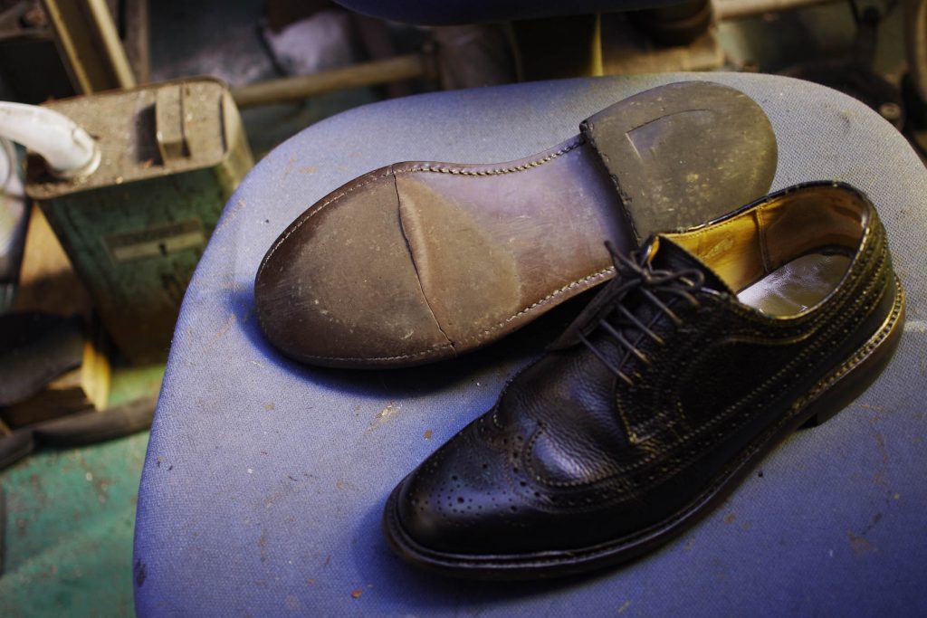 東京都　H様　REGAL　リーガル紳士革靴　ウィングチップ　ソール割れ　オールソール修理のサムネイル