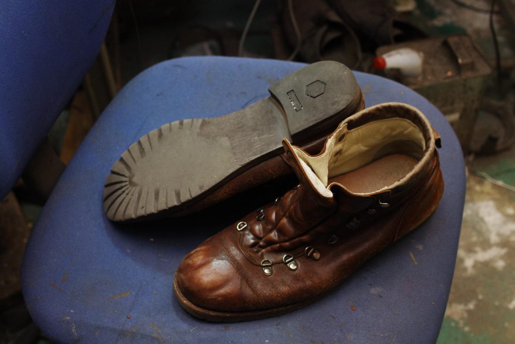 神奈川県　N様　紳士ブーツ　オールソール修理　縫い目付きウェルト　Vibram#1136黒にてのサムネイル