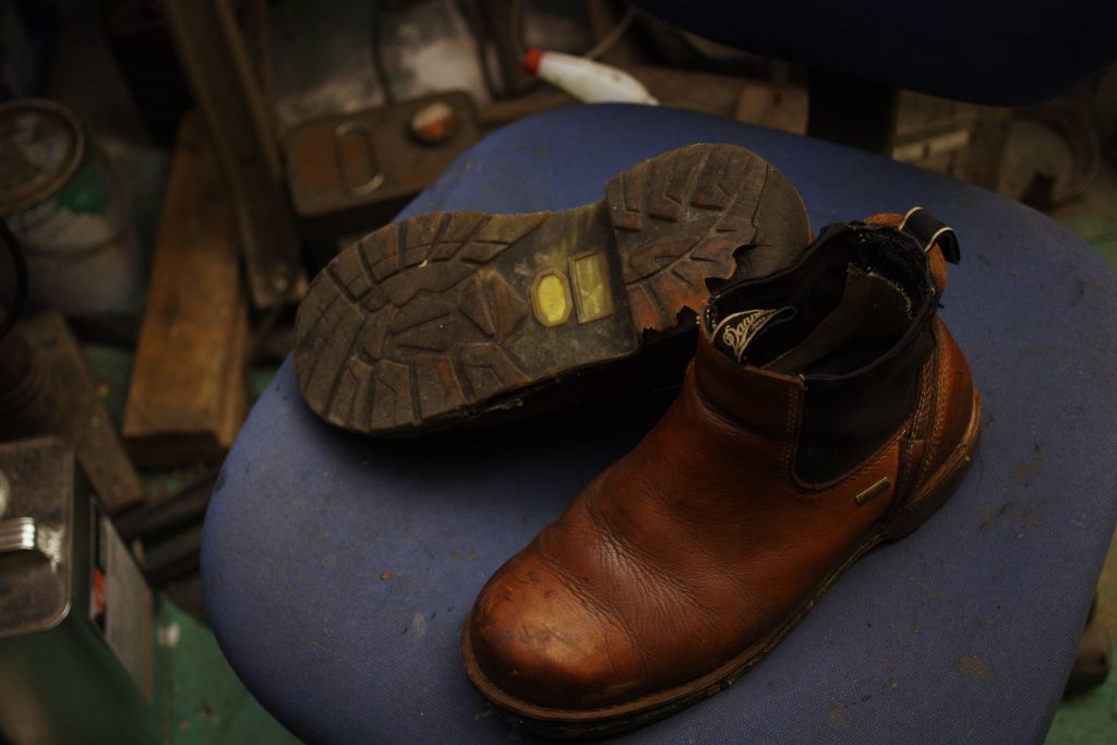 宮崎県　K様　Danner　ダナー　紳士革靴　サイドゴアブーツ　オールソール修理　Vibram#1136黒にて　加水分解のサムネイル