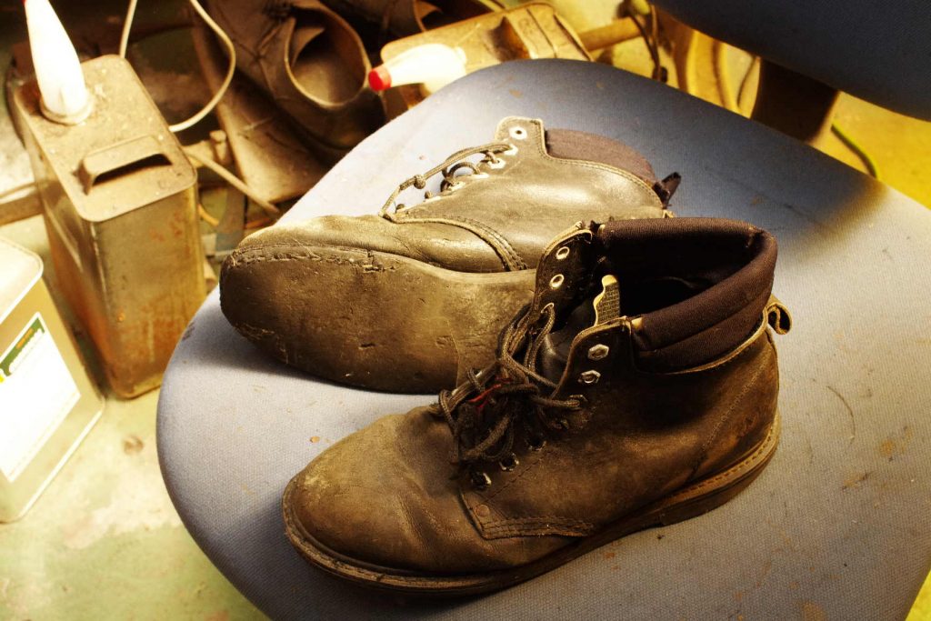 神奈川県　K様　エンジニア系ブーツ　履き口スポンジ表皮張り替え　オールソール修理　Vibram#700　滑り革のサムネイル