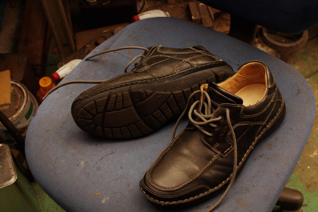 神奈川県　I様　hashpuppies　ハッシュパピー　カジュアル紳士靴　オールソール修理　加水分解　出し縫い　ラフレンボール　Vibram#2668のサムネイル