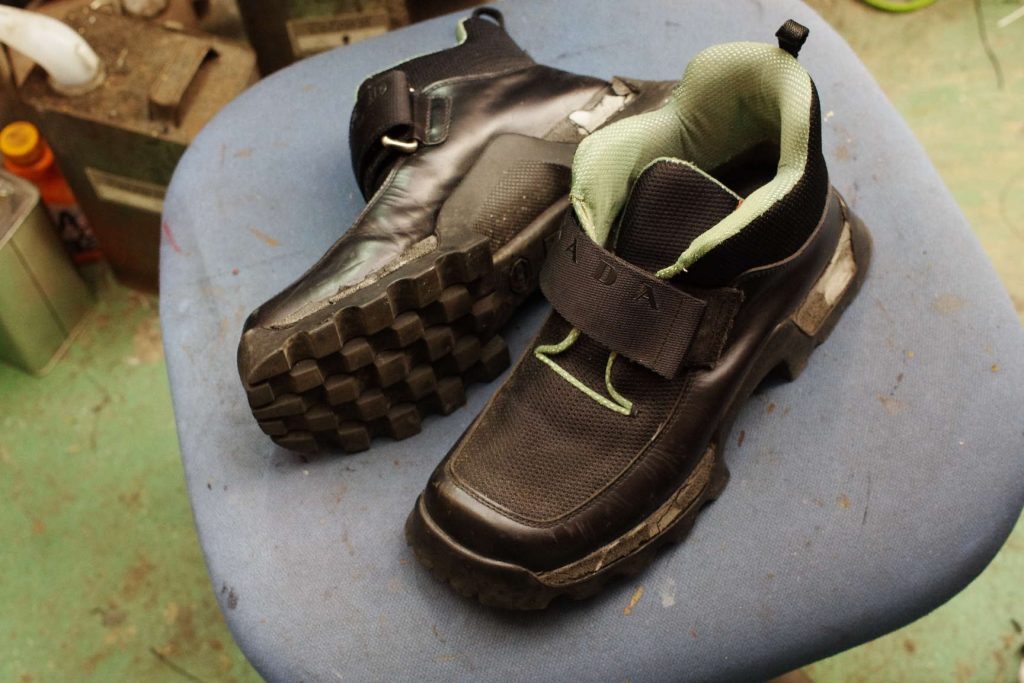 千葉県　N様　PRADA　プラダ　紳士ショートブーツ　オールソール修理　加水分解のサムネイル
