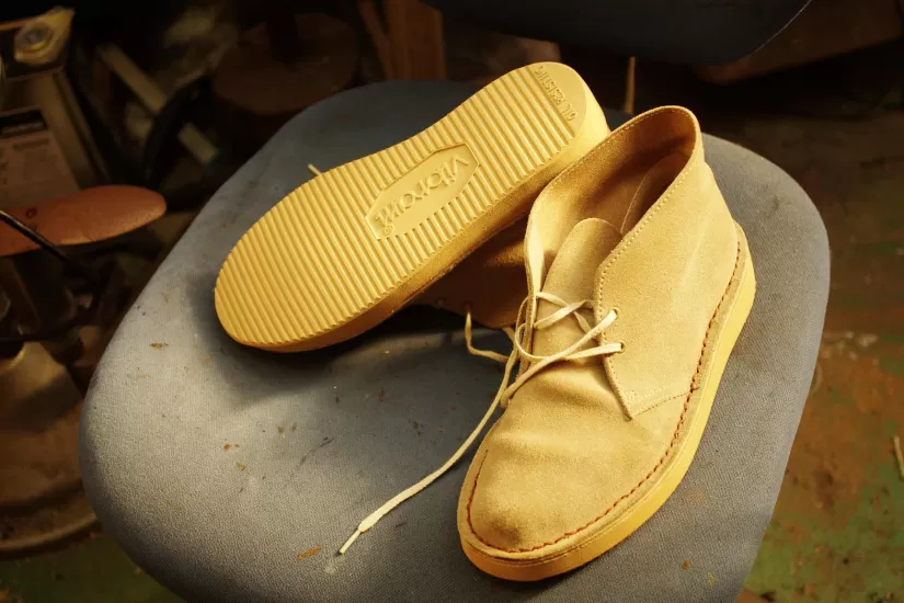 Clarks　クラークスデザートブーツ　オールソール修理　Vibram#2021ベージュにて　出し縫い