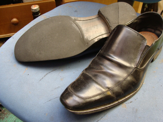 スリッポンな紳士靴　つま先割れ　ちょっと補修でもう少し履いてねのサムネイル