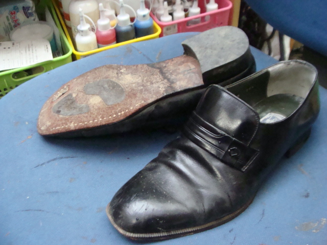 紳士革靴です　ソールがかなりすり減ってきています　のサムネイル