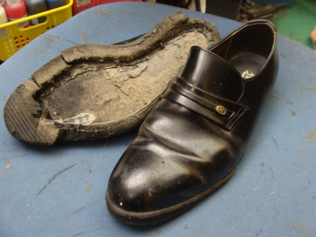 紳士ビジネス革靴　加水分解にてオールソール修理　できるだけ安価に・・・のサムネイル