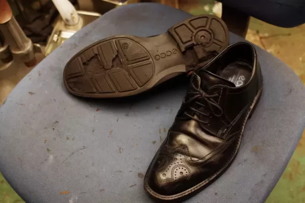 東京都　A様　ECCO　エコー　ウィングチップ紳士革靴　オールソール修理　加水分解　Vibram#430にて
